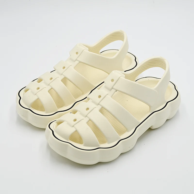 Зошто римските влечки стануваат тренд за обувки за кои сите зборуваат?